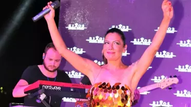 Sibel Tüzün Yalın Ayak Konser Verdi