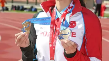 İzmir Yaşar Ünivesitesi'nden Madalya Yağmuru