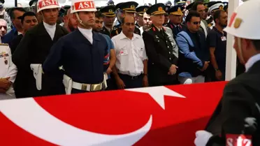 Dha Yurt; Cinnet Getiren Erin Şehit Ettiği 2 Asker, İzmir'de Toprağa Verildi