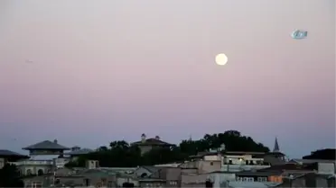 İstanbul'da Dolunaylı ve Havai Fişekli Görsel Şölen