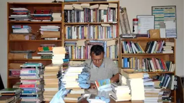 Kitap Sevgisi, Kütüphanenin Gönüllü Personeli Yaptı