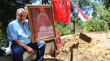 Şehit Oğlunun Kanlı Bayrağını Yanından Ayırmıyor