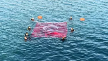 İznik Gölü'nün Ortasında Dalgıçlar Türk Bayrağı Açtı