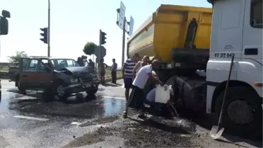 Zonguldak'ta Kamyonetle Tır Çarpıştı: 2 Yaralı