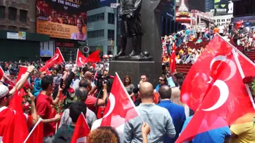15 Temmuz Afişlerini Yasaklayan ABD'de Türkler Şehitler İçin Sokağa Döküldü