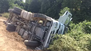 Yol İnşaatında Mıcır Yüklü Kamyon Devrildi