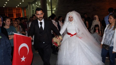 Akhisar'da Gelin ve Damat Düğün Töreninin Ardından Demokrasi Nöbetine Katıldı