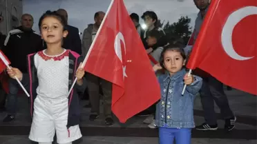 Binlerce Karslı Demokrasi Nöbetinde