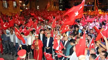 Isparta'da Vatandaşların Üzerine Gül Suyu Sıkıldı