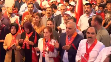 On Binlerce Vanlı Beşyol Meydanında Demokrasi Nöbeti Tutuyor