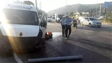 Servis Minibüsü Otomobille Çarpıştı: 12 Kadın İşçi Yaralandı