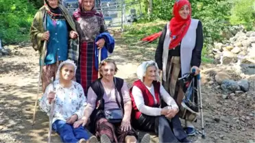 Arılı Vadisi'nde Yola Oturan Kadınlar Bilirkişi Heyetinin Yolunu Kesti