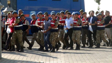 Dha Yurt: Güçlük Çıkartan Darbeci Askerler Ayrı Araçlarda Getirildi