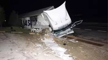 Tır Beton Su Kanalına Çarptı, Sürücü Yara Almadı