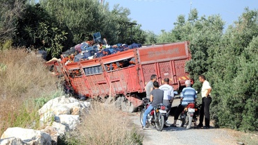 Domates Yüklü Kamyon Taş Duvara Çarptı: 1 Yaralı