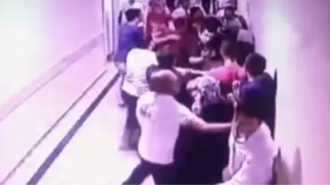 Hasta Yakınlarının 'Gürültü Yapmayın' Diyen Güvenliği Öldüresiye Dövdüğü Anlar Kamerada