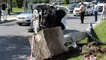 Sivas'ta Otomobil Aydınlatma Direğine Çarptı: 2 Yaralı