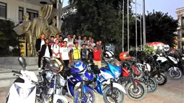 Çeşmeli Motosiklet Tutkunları, 'Altın Elbiseli Adam'ı Andı