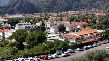 Tatilciler Otel Kapısında Kaldı