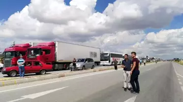 Köy Sakinleri Kaza Sonrası Afyonkarahisar-Kütahya Karayolunu Ulaşıma Kapattı