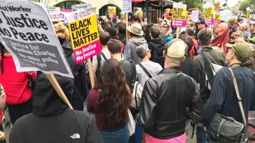 Londra'da Siyahi Genç İçin Protesto Gösterisi