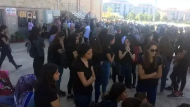 Trafik Kazasında Ölen Kardeşleri Arkadaşları Siyah Tişörtlerle Uğurladı