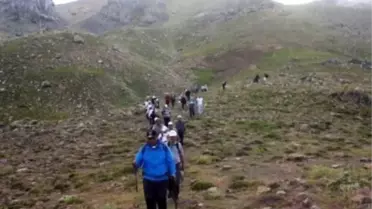 Beyşehir'de Doğaseverler Karagöl'e Tırmandı