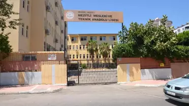 Boşaltılan Okulun Sıraları Pencereden Atıldı, Vatandaş Tepki Gösterdi
