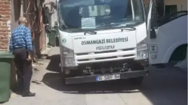 Bursa'da Çöp Kamyonu Asfaltı Çökertti