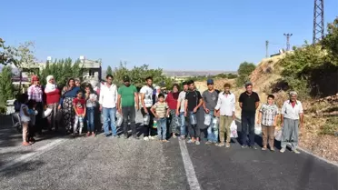 Köylüler Bidonlarla Karayolunu Trafiğe Kapattı