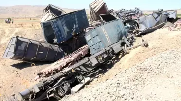 Elazığ'da 2 Makinistin Öldüğü Trenin Enkazı Kaldırılıyor