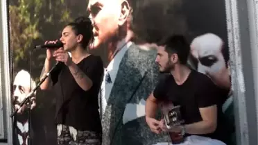Gündüz Kasap Reyonunda, Akşam Sokakta Müzisyen
