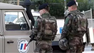 Paris'te Askerlere Saldıran Kişi Yakalandı