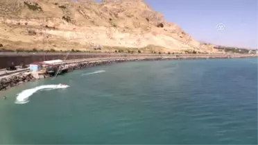 Van Gölü'nde 'Kablolu Su Kayağı' Heyecanı