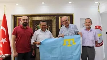 Başkan Tutal'a Kırım Bayrağı Hediye Edildi