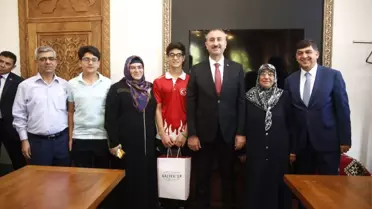 Dünya Şampiyonu, Sevincini Adalet Bakanı Gül ile Paylaştı