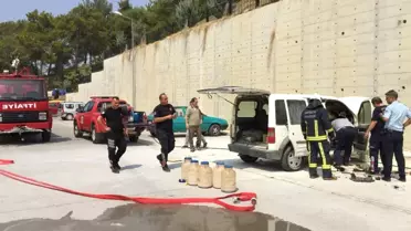 Manavgat'ta Park Halindeki Hafif Ticari Araç Yandı