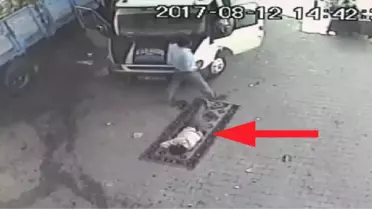 Yere Kilim Serip Uyuyan Kamyon Sürücüsünün Üzerinden Kamyonet Geçti