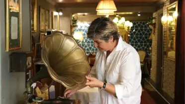 Bu Otelde Televizyon Hariç Her Şey Antika