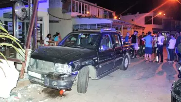 5 Otomobile Çarptıktan Sonra Dükkana Daldı