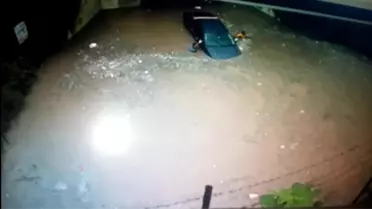 Aracına Güvenip Sele Daldı, Ölümden Döndü