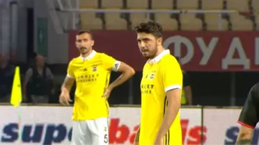 Fenerbahçeli Taraftarlar, Ozan Tufan'ı Oyundan Çıkarken Yuhaladı