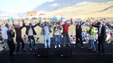 Ovit Yayla Şenliklerinde 1 Saat 14 Dakika Aralıksız Horon Oynadılar