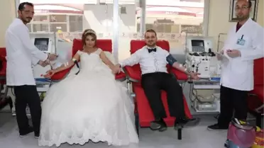 Düğün Öncesi Gelinlik ve Damatlıkla Kızılay'a Kan Bağışladılar