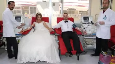 Düğün Öncesi Gelinlik ve Damatlıkla Kızılay'a Kan Bağışladılar