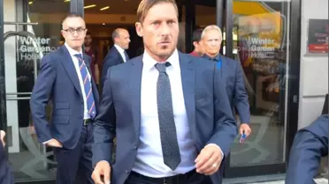 Takım Elbiseli Totti Taraftarları Duygulandırdı: Çocuklar, Bu Sadece Bir Şakaydı Deyip Oyuna...
