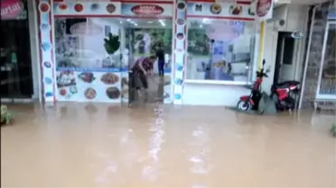 15 Dakikalık Yağmurda İş Yerlerini Su Bastı