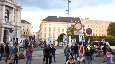 Avusturya Özgürlük Partisi Başkanı Strache Protesto Edildi