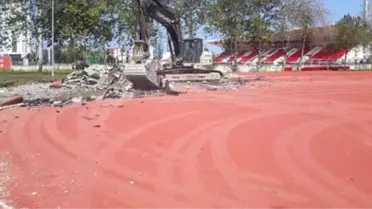 1 Milyon TL'ye Yapılan Atletizm Pisti, 1 Ayda Harabeye Döndü