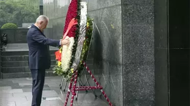 Başbakan Yıldırım, Vietnam'ın İlk Başkanının Mozolesini Ziyaret Etti